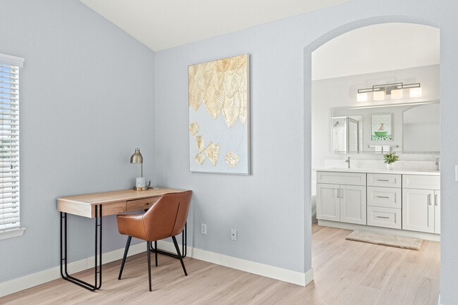 Building Photo - 10919 Mirador Dr
