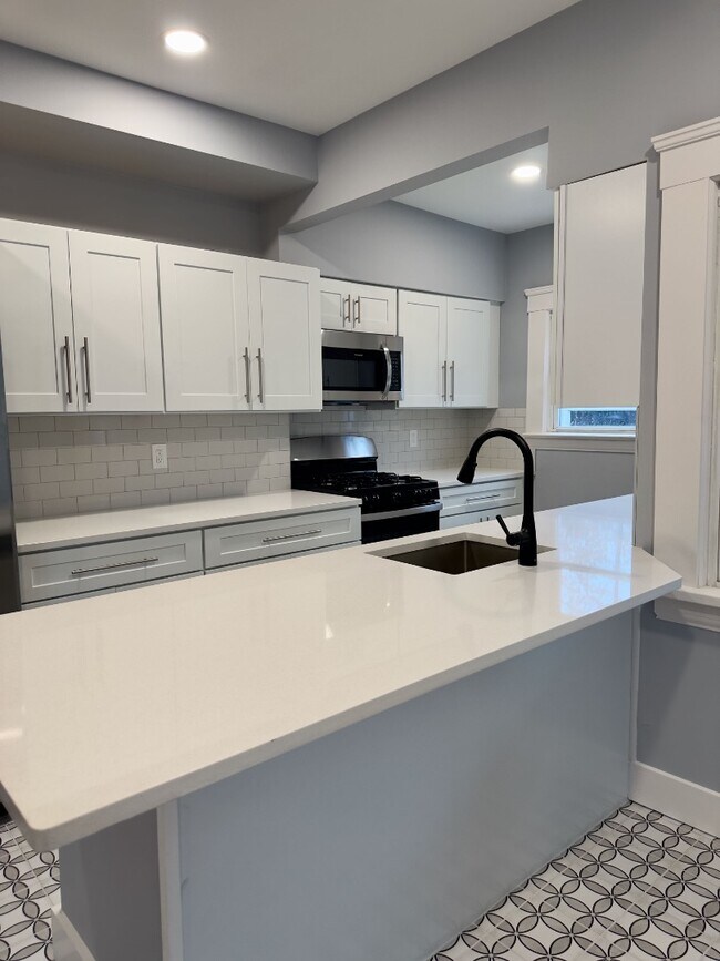 Building Photo - 2407 Woodmere Dr