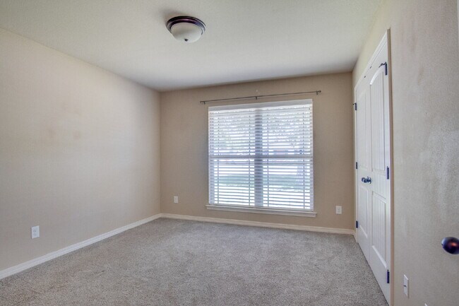 Building Photo - Twelve Oaks Plantation Home with Hardwood Floors, Fireplace & Fenced Backyard