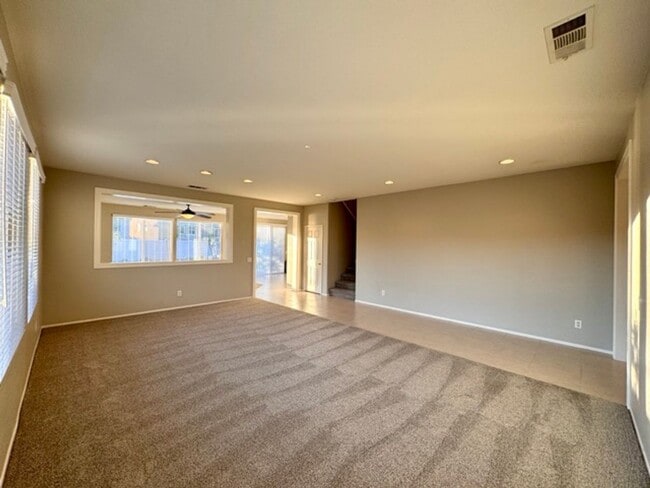 Building Photo - Beautiful 4 bedroom two story house with RV parking for LEASE in Murrieta!