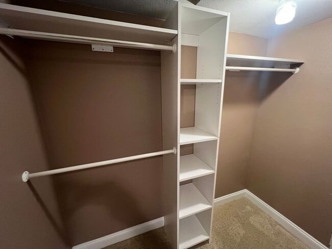 Building Photo - 3 Bedroom Home on Quiet Street with Lots o...