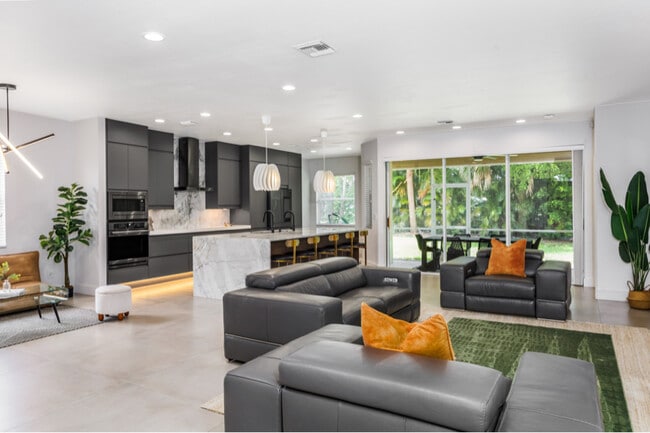 Primary Photo - 9841 Colonial Walk S