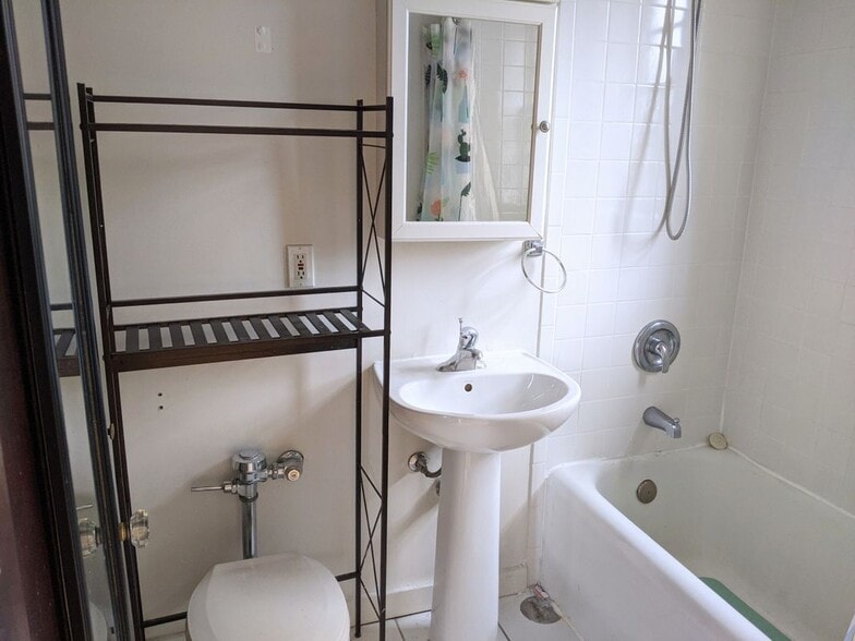 Building Photo - 1452 Oak Ave