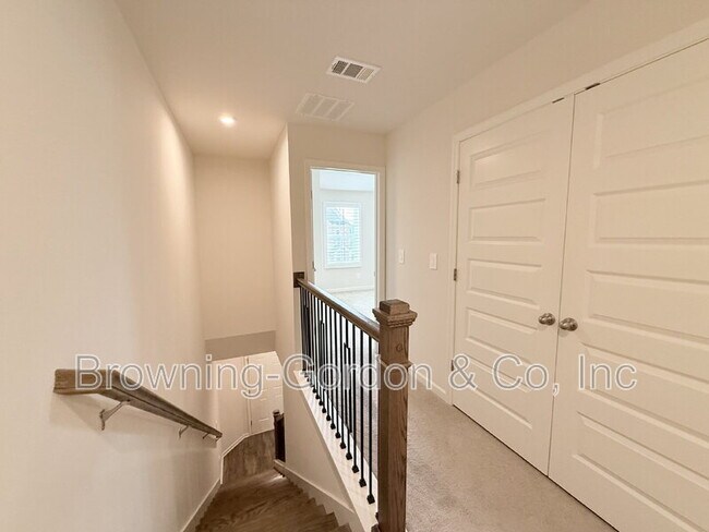 Building Photo - 5088 Dayflower Dr