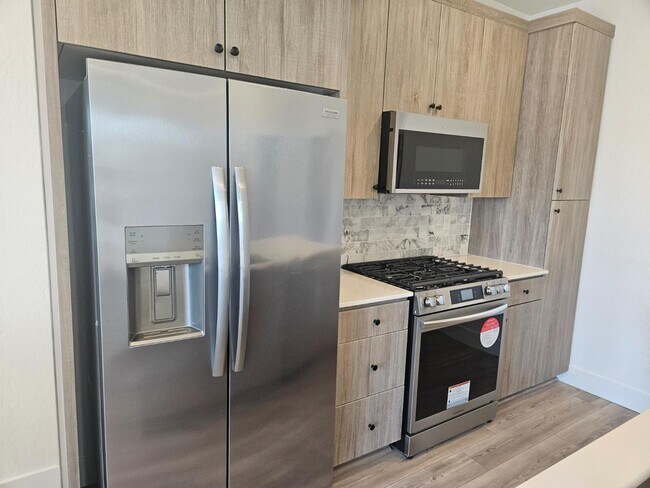 Building Photo - 572 N Adler Ave