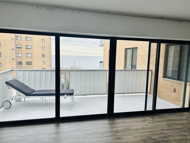 Building Photo - 300 Lynn Shore Dr