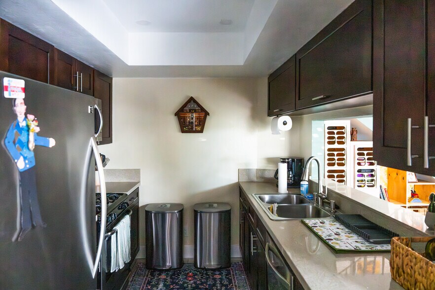 Dishwasher/microwave/oven/stove/double sinks - 11120 Moorpark St