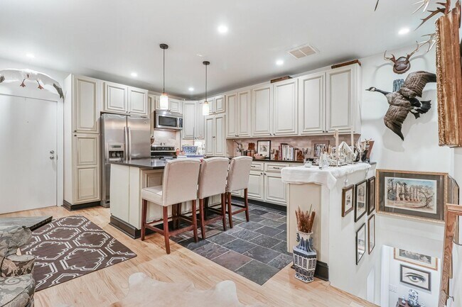 Building Photo - Amazing Adams Morgan Two-Level Condo| Parking included!