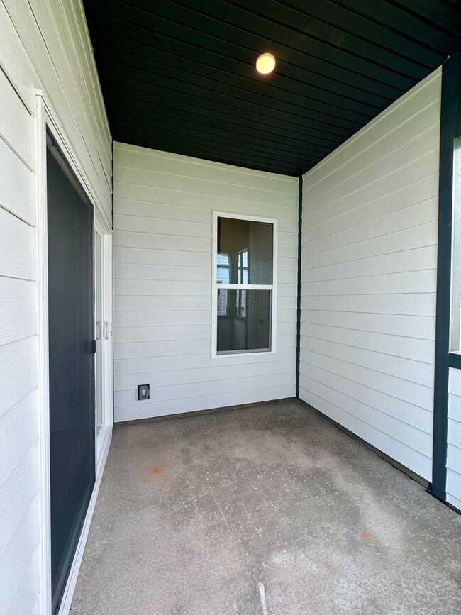 Building Photo - Beautiful 3BR/2BA w/ Office Townhouse in P...