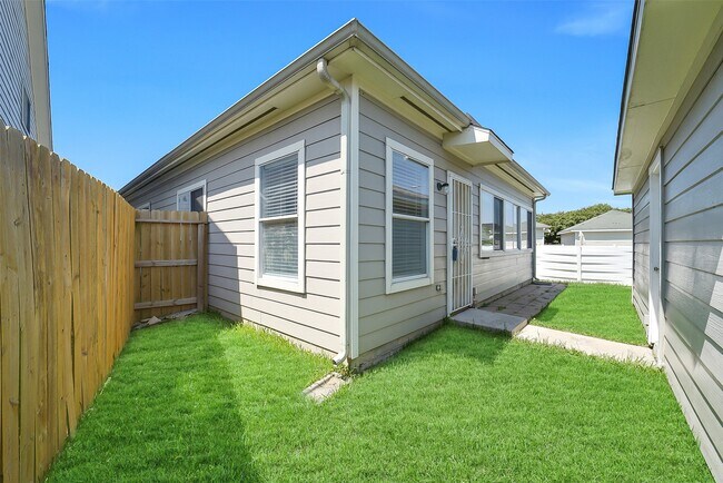 Building Photo - 1102 Grassy View Dr
