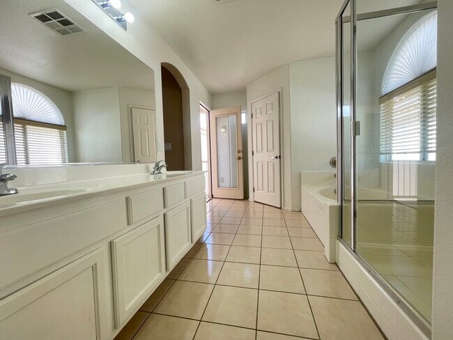 Building Photo - Carry Over Showing: This property has been...