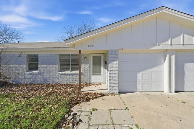 Building Photo - Beautifully renovated 3-bedroom, 2-bath home located in Richland Hills, TX 76118. This move-in re...