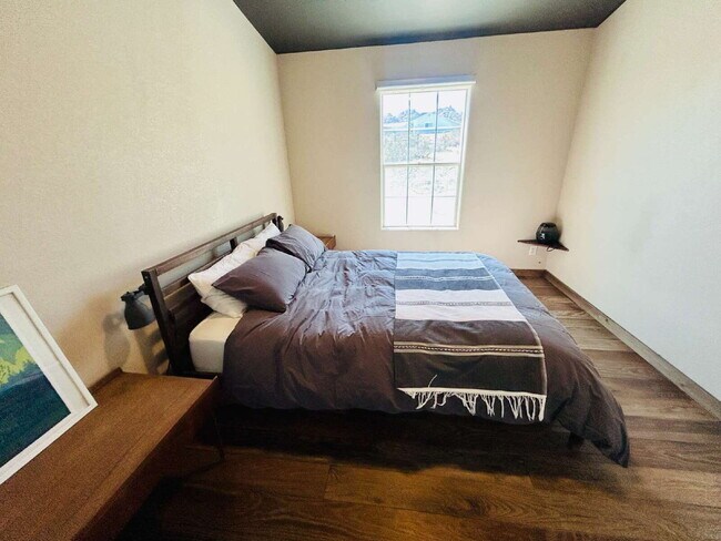 Building Photo - Updated 3 bd, 2 ba on 1.98 Acres with Hot Tub!