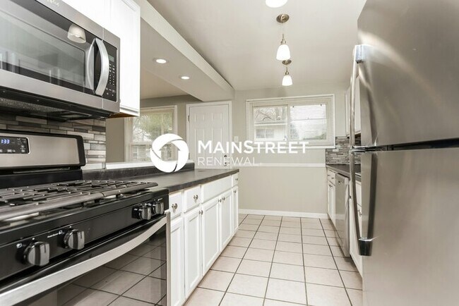 Building Photo - 3 Bedroom Pet-Friendly Home in FLORISSANT,...