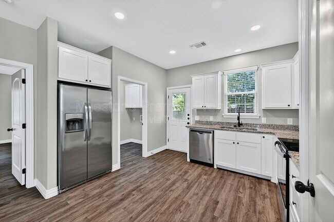 Building Photo - 320 W Bond St