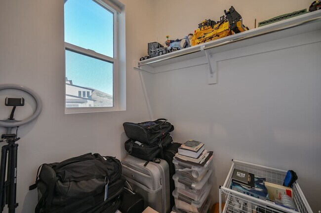 Building Photo - 1722 Oakridge Cir