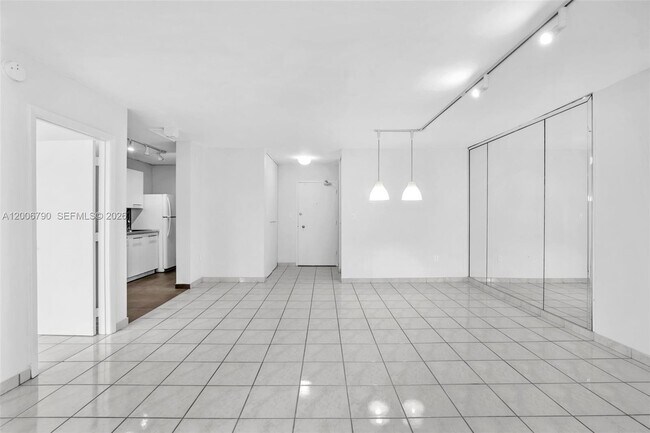 Building Photo - 5313 Collins Ave