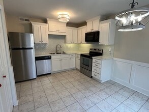 Building Photo - 2 Bedroom 1 Bath Upstairs Condo with MANY upgrades in Hunters Chase