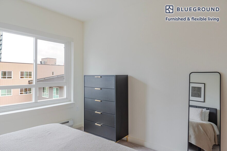 Building Photo - 362 Bellevue Way NE