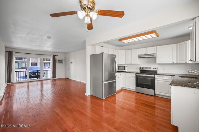 Building Photo - 330 Shore Dr