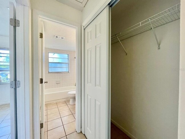 Building Photo - 3826 Lakeshore Dr