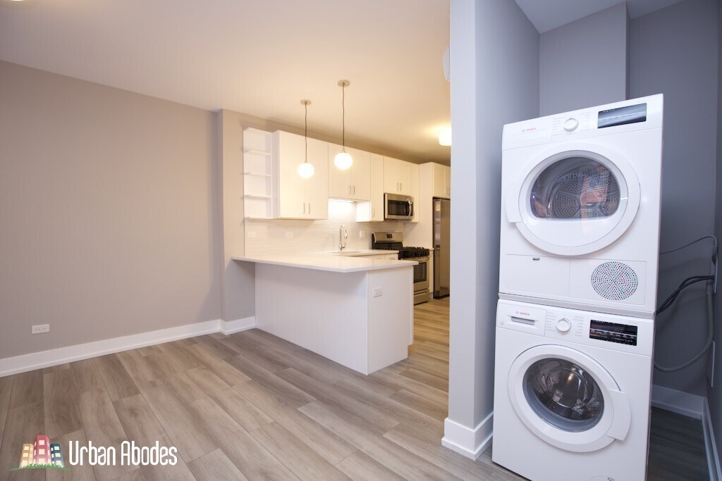 Building Photo - 3937 N Janssen Ave