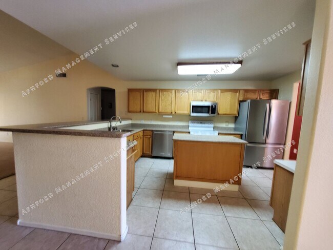 Building Photo - PINNACLE HILL RENTAL WITH MTN VIEWS, FIREP...
