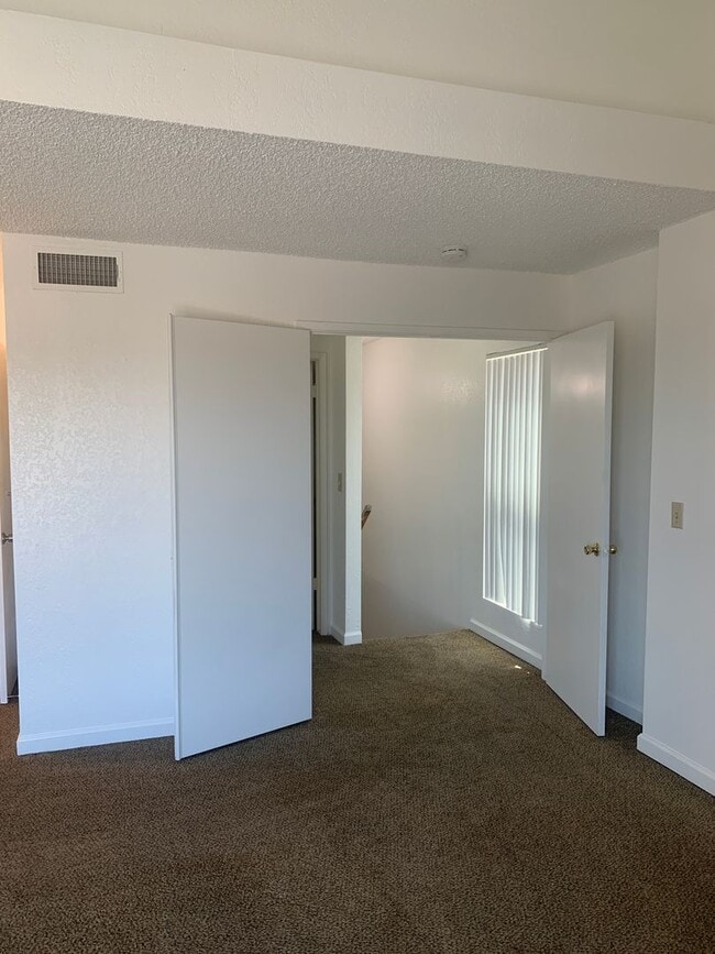 Building Photo - Lovey Townhome In Clovis!
