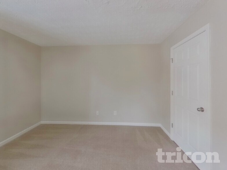 Building Photo - 4028 Deer Run Trce