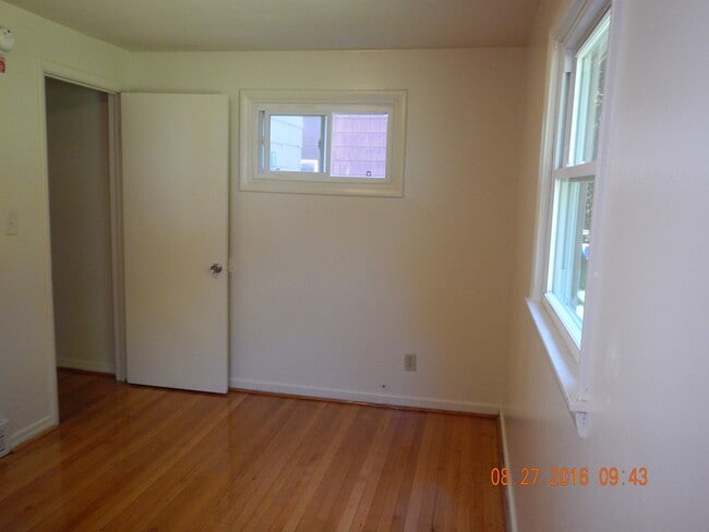Building Photo - 3 Bed |1 Bath Beautiful Flat with Garage A...
