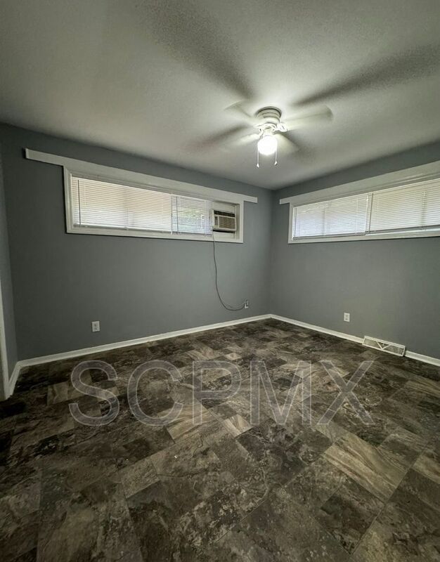 Building Photo - 532 Camrose Dr