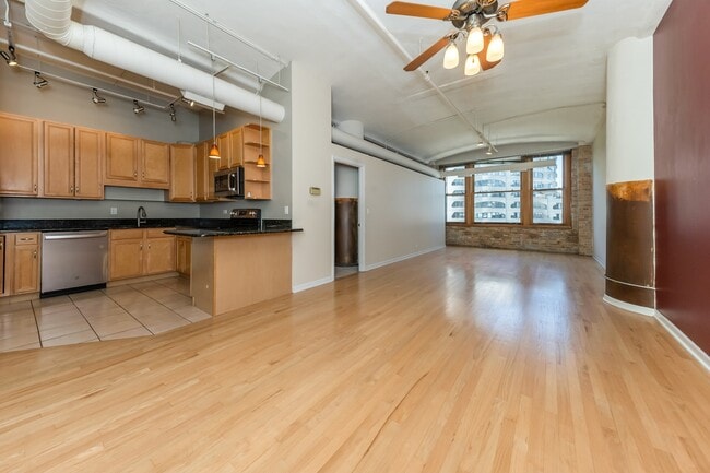 Building Photo - 801 S Wells St