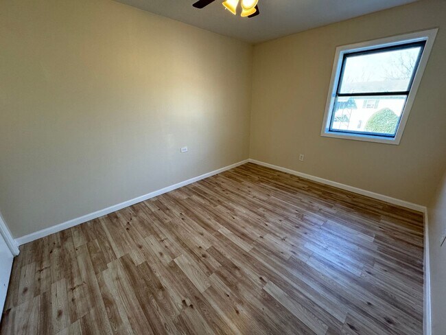 Building Photo - 2 Bedroom 1 Bath Condo Style Apartment