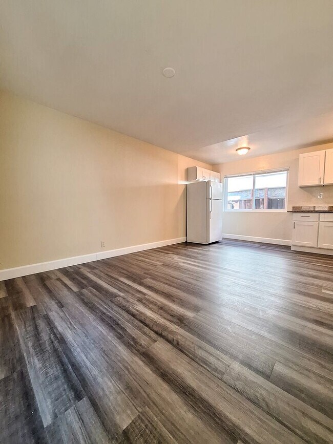 Building Photo - Refurbished 1bd First Floor Apartment With Carport & Laundry & Manager On Site!