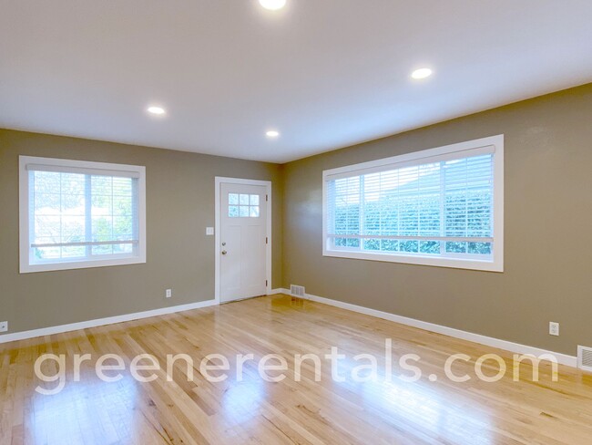 Building Photo - Beautifully Remodeled 2BD/1BA Duplex in Ol...