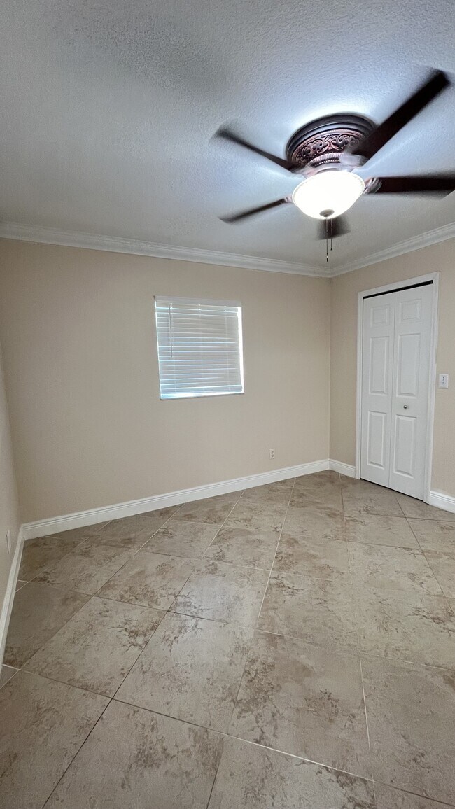 Building Photo - 213 SE 21st St