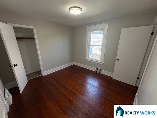 Building Photo - 3 Bedroom Home Close to Campus!