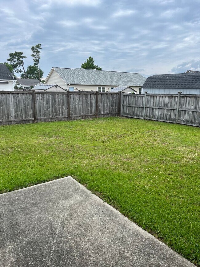 Building Photo - Charming Home with 2 car garage in Great Neighborhood