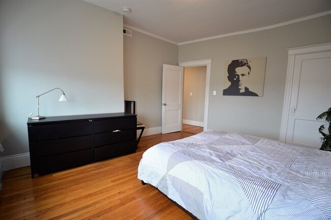 Building Photo - Spacious Commonwealth Ave four bed two bat...