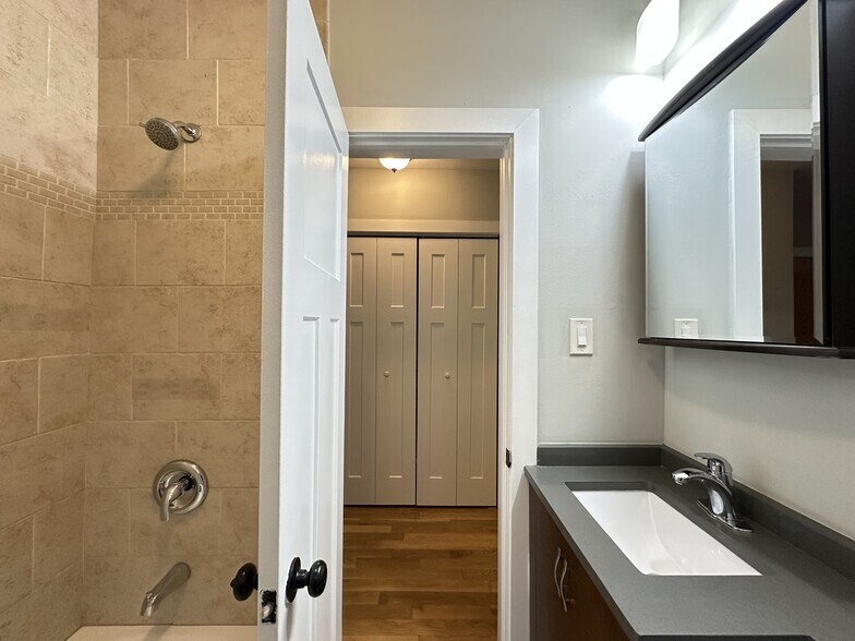 Building Photo - 430 W Roscoe St