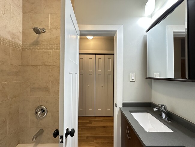 Building Photo - 430 W Roscoe St