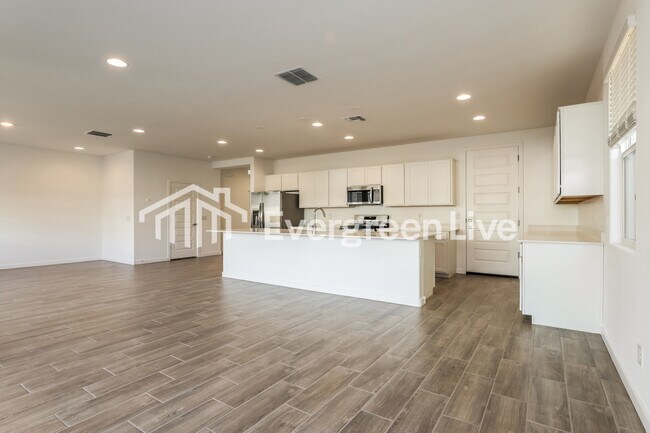 Building Photo - 10118 E Ulysses Ave