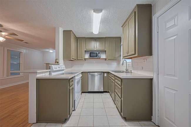 Building Photo - 1372 W Pine Lake Cir