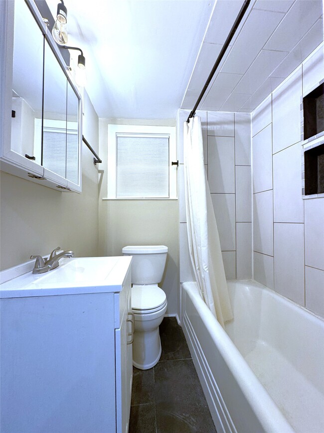 Building Photo - 33 1/2 Oak St