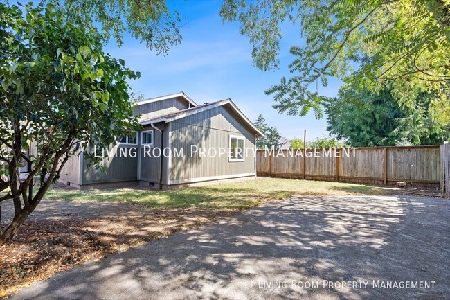 Building Photo - Updated Woodlawn Ranch with a Private Yard