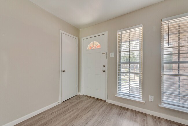 Building Photo - 3 bedroom Home with Prime Location