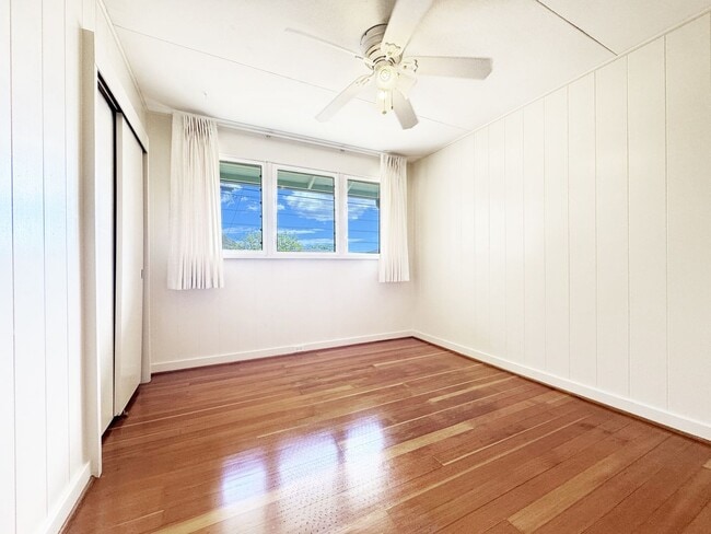 Building Photo - Small Dog Friendly Palolo House