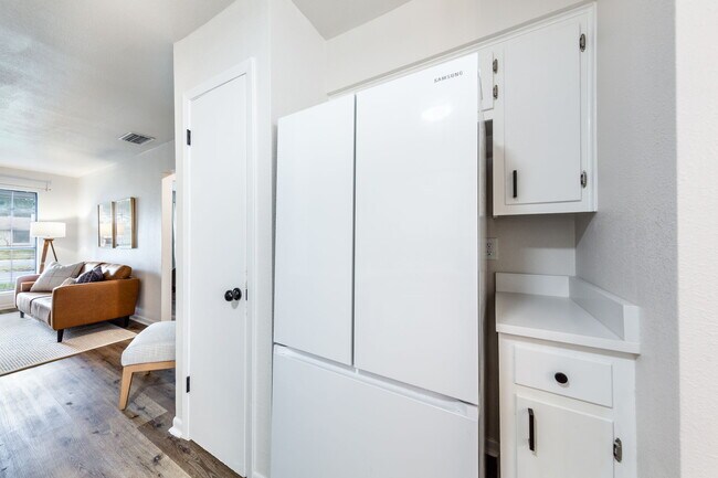 Brand New appliances - 203 W William Cannon Dr