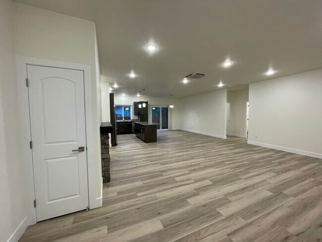 Building Photo - 410 4th St