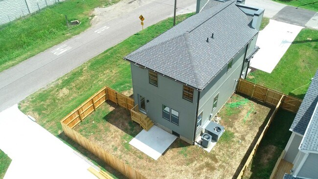 Building Photo - 413 Eastboro Dr
